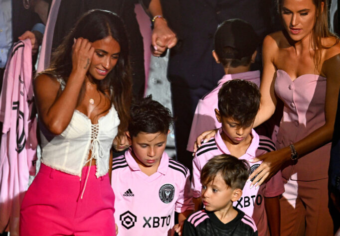 A esposa de Messi, Antonella Roccuzzo, e os filhos do jogador também subiram ao palco durante o evento - devidamente trajados de rosa, cor do Inter Miami. 