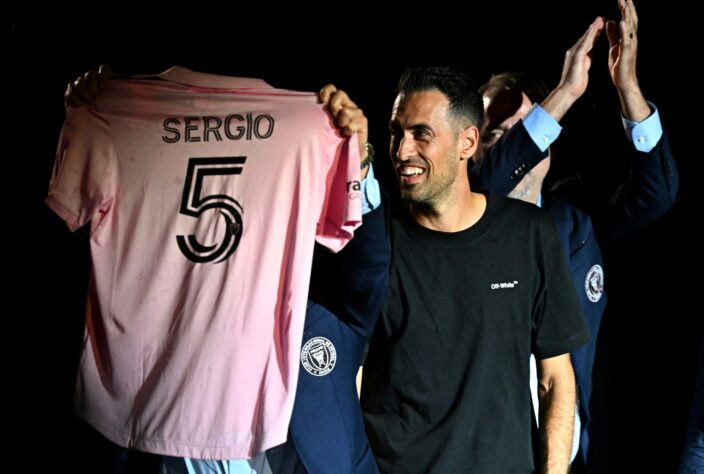 O momento em que Busquets recebe a camisa número cinco do seu mais novo clube, 