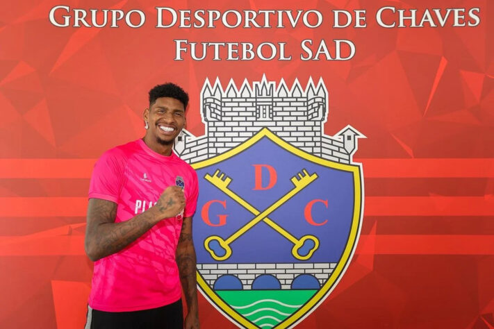 FECHADO - Hugo Souza, ex-goleiro do Flamengo, foi anunciado pela sua nova equipe, o Chaves, de Portugal. O vinculo do atleta com o clube português é por empréstimo de um ano, com possibilidade de compra de 50% dos seus direitos econômicos em definitivo, pelo valor de 1,2 milhões de euros (cerca de R$ 6,4 milhões). 