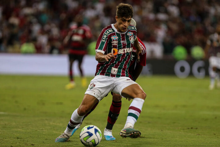 ESQUENTOU - O meio-campista Gabriel Pirani, que pertence ao Santos, mas está emprestado ao Fluminense, deve se transferir em breve para o DC United, dos Estados Unidos. Diante do interesse dos norte-americanos, o Peixe consultou o clube carioca sobre a opção de compra prevista no contrato de empréstimo. O Tricolor consultou o atleta, que revelou o desejo de atuar no exterior. Assim, Pirani já foi liberado pelo Fluminense, que também deve receber uma quantia em dinheiro caso a venda seja concluída. 