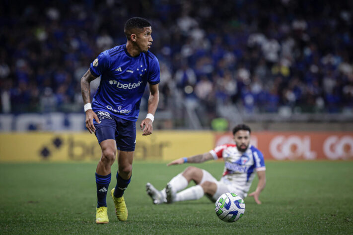 ESQUENTOU - O lateral-direito Igor Formiga está prestes a deixar o Cruzeiro rumo ao Portimonense (Portugal). O jogador de 24 anos já teria recebido uma proposta do clube europeu por 80% dos seus direitos, com contrato até 2027. Os valores da negociação ainda não são conhecidos. 