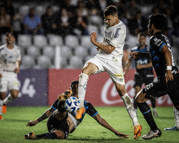 ESQUENTOU - O atacante Deivid Washington, de 18 anos, está em negociações avançadas com o Chelsea, da Inglaterra. Por isso, o jogador ficou de fora da lista de relacionados do Santos para a partida contra o Athletico-PR, que terminou empatada.