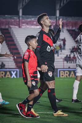 ESQUENTOU - O Vasco está negociando com o Atlético-GO a contratação do lateral-esquerdo Jefferson. O Cruz-Maltino tem interesse em um empréstimo pelo jogador. 