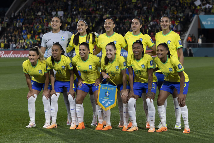 A goleada do Brasil sobre o Panamá por 4 a 0 na abertura da Copa do Mundo Feminina entrou para o top 10 de maiores vitórias da Seleção em Mundiais. Ary Borges, autora de três gols, foi o grande destaque brasileiro no duelo. O resultado na estreia da edição de 2023 se iguala a outros dois triunfos pelo mesmo placar em 2007: contra a China, na fase de grupos, e os Estados Unidos, na semifinal da competição. Confira nesta galeria as 10 maiores vitórias da Seleção Feminina em Copas: