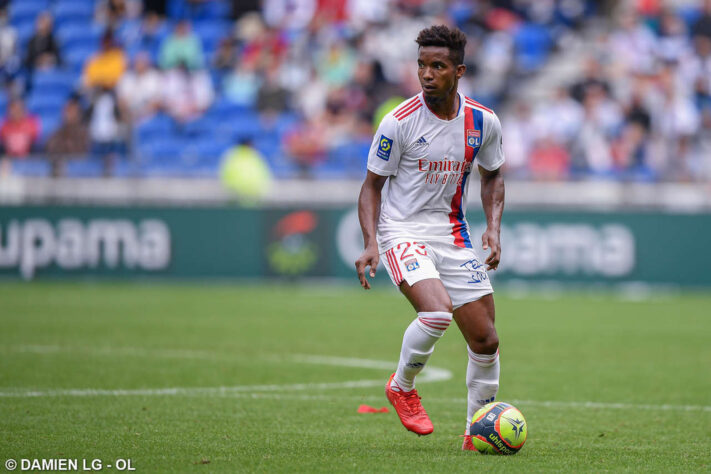 ESQUENTOU - Defendendo o Lyon desde 2019, o volante Thiago Mendes, que já esteve na mira do Flamengo em outras janelas, deve deixar o 'Velho Continente' em direção ao futebol do Qatar, mais especificamente o Al-Rayyan. As informações são do jornalista Fabrizio Romano, que revelou os valores da transação: 5 milhões de euros (R$ 26,3 milhões na cotação atual). 