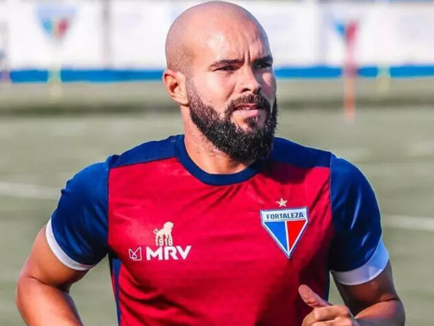 ESQUENTOU - Outro nome que pode pintar no Timão é o do volante Zé Welison, de 28 anos, que joga atualmente no Fortaleza. O Alvinegro deseja contratar o atleta envolvendo a troca de jogadores, mas o presidente do Fortaleza, Marcelo Paz, negou a possibilidade de negociar o Zé Welison nesse modelo. Vale lembrar que o volante já disputou seis partidas do Brasileirão e, caso entre em campo na próxima rodada, não poderá mais defender outra equipe na competição. 