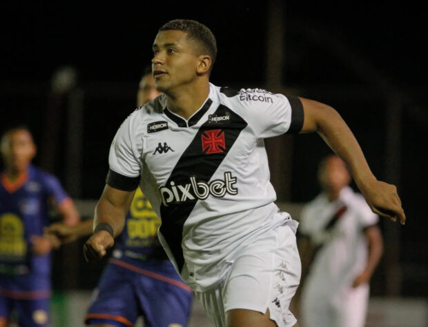 FECHADO - Zé Santos, atacante do Vasco que defendeu o Feirense (Portugal) por empréstimo na última temporada, foi cedido novamente pelo Cruz-Maltino, dessa vez para o Londrina. O jogador de 24 anos vai assinar contrato com o clube paranaense até o final da Série B de deste ano. 