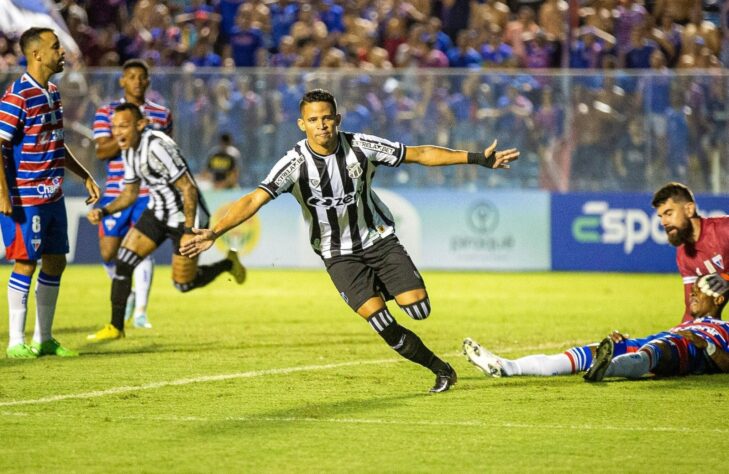 ESQUENTOU - O São Paulo avançou nas negociações pelo atacante Erick, do Ceará. O jogador já tem um acordo com o Tricolor para defender o clube em 2024, quando se encerra seu contrato com o Vozão, mas o clube paulista deseja contar com o atleta em seu elenco desde já. Para isso, aceita liberar alguns jovens de Cotia por empréstimo ao Ceará. 