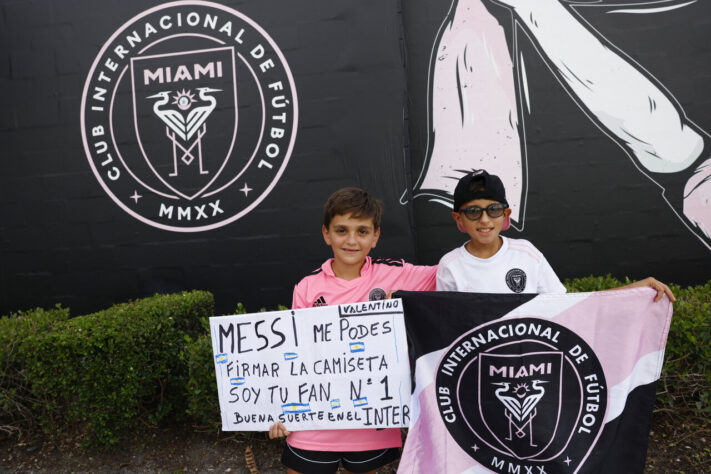 Centenas de crianças também marcaram presença na apresentação do argentino. Na imagem, um pequeno fã pede a camisa de Messi. 