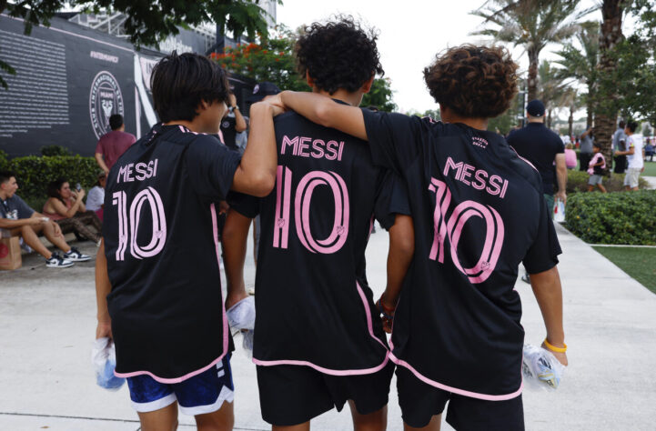 Um trio de garotos já veste a camisa do ídolo no seu novo clube. 