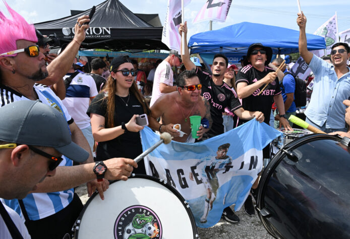 Nos arredores do estádio do Inter Miami, milhares de torcedores argentinos marcaram presença. 