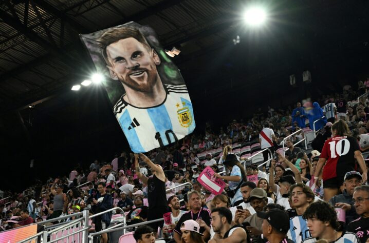 Não poderiam faltar bandeiras com a imagem de Messi com a camisa da Argentina. 
