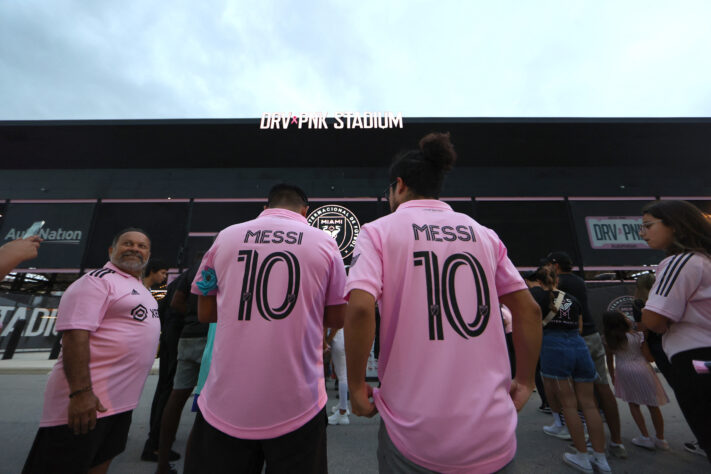 Aos poucos, os torcedores foram liberados para entrar no estádio e as camisas rosas foram aparecendo em maior quantidade. 