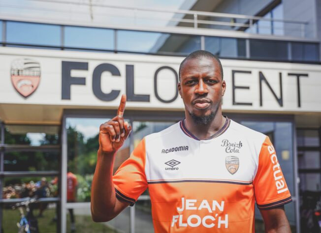 FECHADO - Inocentado das acusações de estupro que enfrentou nos últimos anos, o lateral-esquerdo Benjamim Mendy foi anunciado pelo Lorient, da França. Seu contrato terá duração de duas temporadas. O atleta está afastado do futebol desde 2021, quando as acusações foram reveladas. 