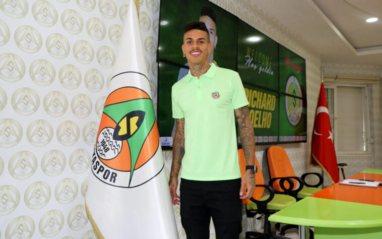 Richard - O volante, que estava no Cruzeiro, também chegou a ter seu nome citado no esquema de manipulação. Ele saiu da Raposa e fechou com o Alanyaspor (TUR).