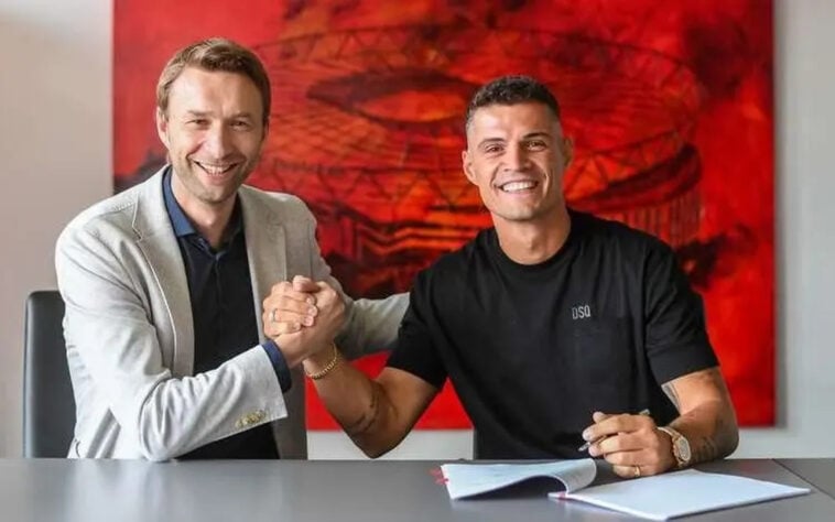 FECHADO - Um dos jogadores mais conhecidos da seleção suíça, o meio-campista Granit Xhaka, de 30 anos, foi anunciado pelo Bayer Leverkusen para um contrato com duração até 2027. O jogador foi um pedido do técnico Xabi Alonso, de acordo com o jornalista Fabrizio Romano. 