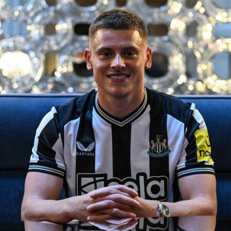 FECHADO - O Newcastle anunciou oficialmente a contratação do atacante Harvey Barnes, que estava no Leicester. O jogador de 25 anos assinou um contrato válido por cinco temporadas com os Magpies.