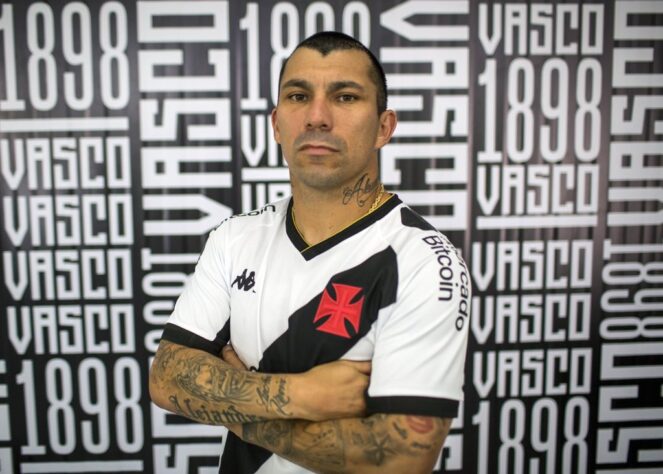 FECHADO - Parte da chamada 'geração de ouro' da seleção chilena, o volante Gary Medel foi anunciado como mais novo reforço do Vasco da Gama. O jogador de 34 anos assinou com o Cruz-Maltino até o fim de 2024, e chega ao clube a custo-zero já que estava sem clube desde que deixou o Bologna (Itália), em junho. 