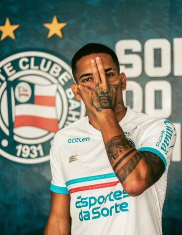 FECHADO – O Bahia anunciou oficialmente a chegada do lateral-direto Gilberto. O jogador de 30 anos estava fora do Brasil desde 2020, ano que acertou sua saída do Fluminense para o Benfica, clube que defendia desde então. O custo da negociação para o Tricolor Baiano foi de três milhões de euros (aproximadamente R$ 16 milhões). 