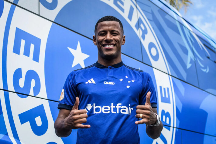 FECHADO - Revelado pelo Santos e com passagem pelo Sporting (Portugal), o Arthur Gomes foi anunciado como reforço do Cruzeiro para a sequência da temporada. O jogador de 26 anos foi contratado por R$ 16 milhões, valor a ser pago de forma parcelada, e assinou contrato com o Fluminense até 2026. 