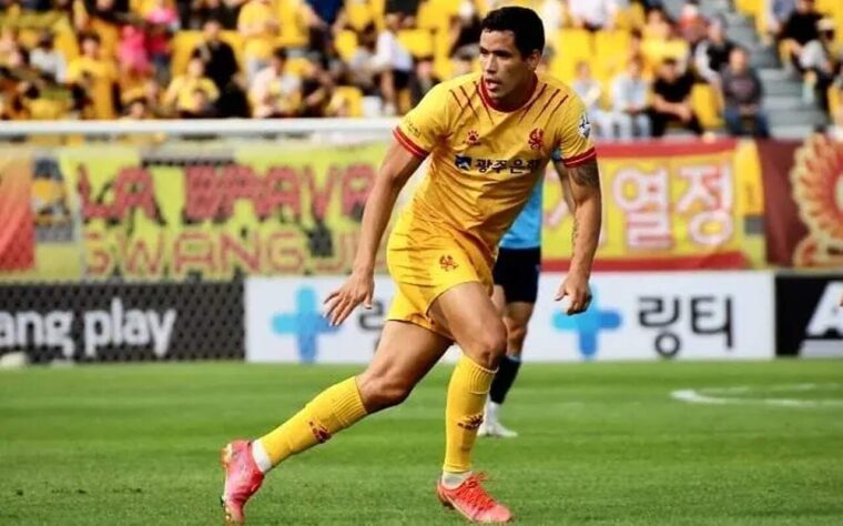 FECHADO - O atacante brasileiro Sandro Lima acertou a rescisão de contrato com o Gwangju, da Coreia do Sul. Sandro deixou a equipe após 31 jogos, oito gols e seis assistência. O jogador está livre no mercado e ainda não decidiu seu futuro.