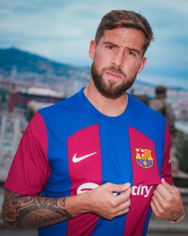 FECHADO - O Barcelona anunciou a contratação de Iñigo Martínez, zagueiro da seleção espanhola e que estava no Athletic de Bilbao. Seu vínculo com o clube catalão tem duração de dois anos e o atleta chega ao Barcelona de graça. 