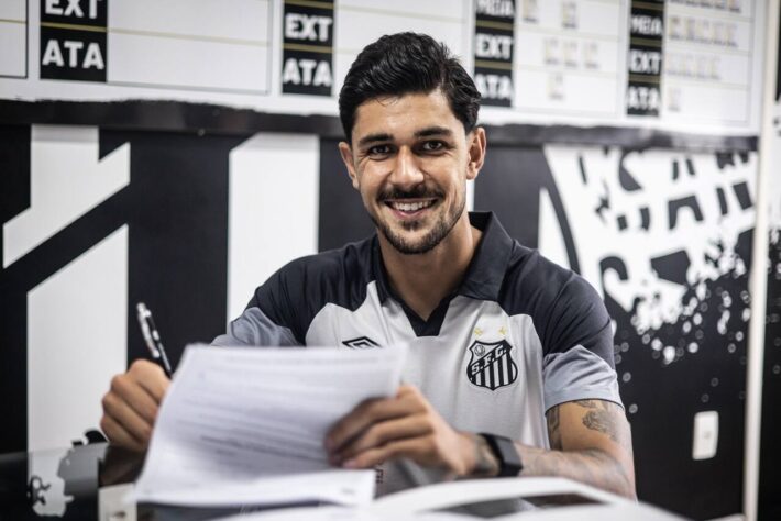 FECHADO - O Santos oficializou a chegada do zagueiro João Basso, que estava no Arouca, de Portugal. Ele foi comprado pelo Peixe e assinou contrato até 31 de dezembro de 2026.