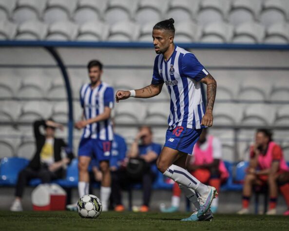 FECHADO - O zagueiro João Marcelo já chegou em Belo Horizonte para realizar exames médicos e assinar com o Cruzeiro. O jogador chega ao clube mineiro por empréstimo do Porto, de Portugal, com contrato até o meio de 2024.