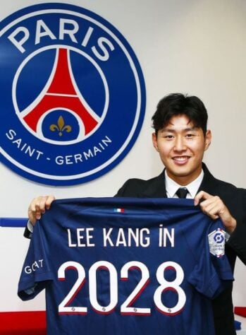 FECHADO – Na manhã do último sábado, o Paris Saint-Germain anunciou a contratação do meia Lee Kang-In, que estava no Mallorca. O sul-coreano assinou com a equipe francesa até junho de 2028.