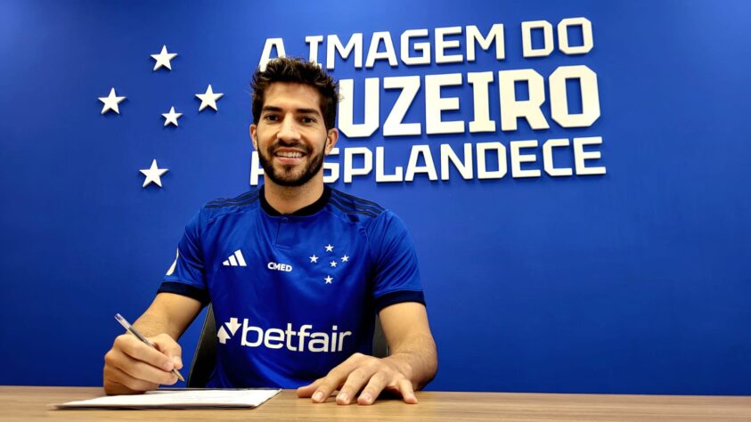 FECHADO - A negociação já estava encaminhada há alguns dias, mas finalmente o Cruzeiro anunciou a contratação do volante Lucas Silva, que estava no Grêmio. Esta será a terceira passagem do jogador de 30 anos no clube mineiro e seu contrato tem duração até o fim de 2024. Lucas Silva estava sem espaço no Grêmio e chega à Raposa a custo-zero. 