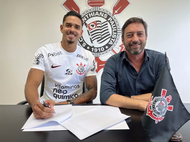 FECHADO - O Corinthians anunciou a chegada do zagueiro Lucas Veríssimo que estava no Benfica. O jogador chega ao Timão por empréstimo de um ano sem obrigação de compra. O Corinthians ainda pagou cerca de 1 milhão de euros (R$ 5,2 milhões) pela cessão do defensor. 