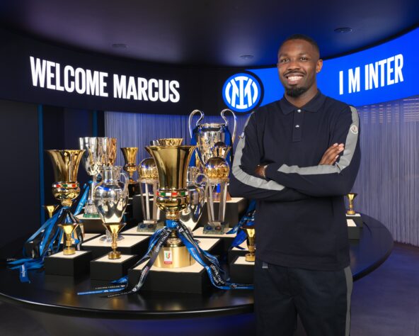 FECHADO - Marcos Thuram, atacante francês vice-campeão da última Copa do Mundo, foi anunciado como o mais novo reforço da Inter de Milão. O atleta estava no Borussia Monchengladbach, da Alemaha, desde 2019. O jogador de 25 anos assinou contrato com o clube italiano até 2028. 