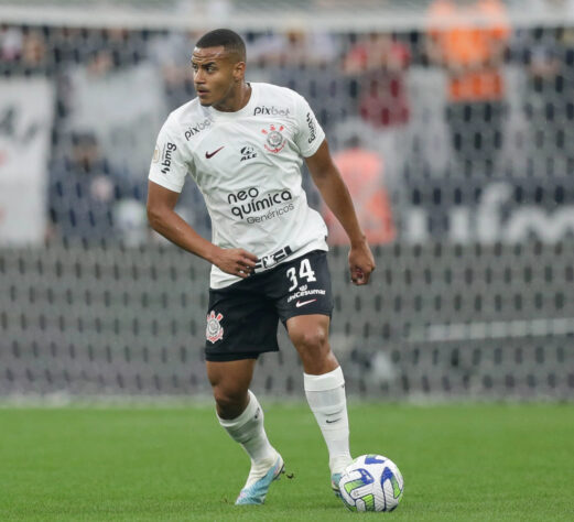 ESQUENTOU - Destaque do Corinthians mesmo com a má fase da equipe, o zagueiro Murillo vem recebendo sondagens do exterior. Assim, o Timão já se prepara para o momento em que as primeiras propostas começarem a chegar. O Alvinegro já estipulou que só liberará o jogador por uma proposta mínima de 20 milhões de euros (R$ 100 milhões na cotação atual). 