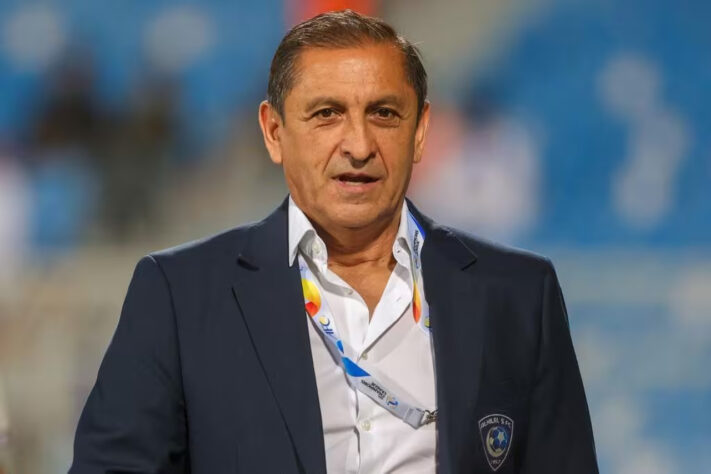 ENCAMINHADO - O técnico Ramón Díaz, de 63 anos, está acertado com o Vasco da Gama para assumir o comando da equipe na sequência do Brasileirão. O argentino estava sem clube desde que deixou o Al-Hilal, da Arábia Saudita, em trabalho que se notabilizou por eliminar o Flamengo na semifinal do último Mundial de Clubes. Ramón Díaz deve chegar ao Cruz-Maltino em um contrato até dezembro de 2024. 