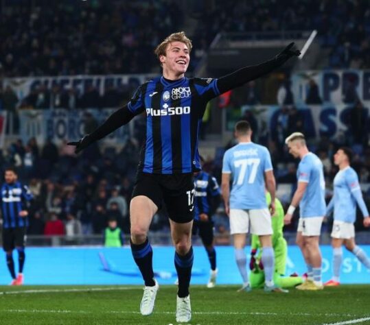 ESQUENTOU- Outro alvo dos Red Devils no mercado é o atacante Rasmus Hojlund, da Atalanta. O dinamarquês, que foi um dos destaques da equipe italiana na última temporada, tem valor de mercado estimado em 45 milhões de euros.