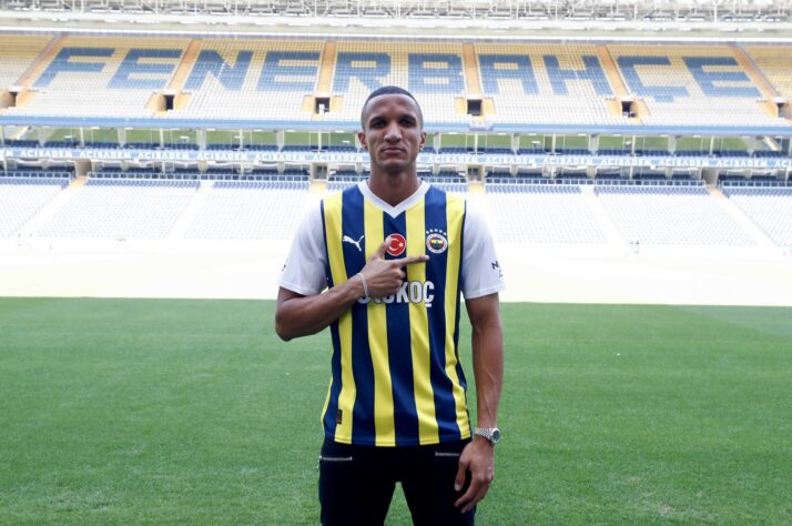 FECHADO - O Fenerbahçe contratou mais um brasileiro para reforçar sua equipe: trata-se do zagueiro Rodrigo Becão, que estava na Udinese (Itália). A negociação girou em torno de 10 milhões de euros (cerca de R$ 52,3 milhões) e foi a terceira maior venda de um zagueiro na história do clube italiano. 