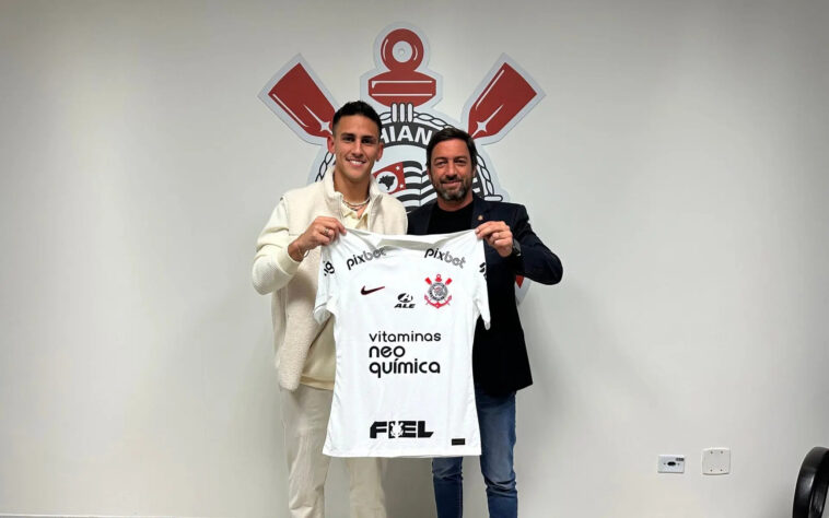 FECHADO - Depois de mais de um mês de espera, o Corinthians anunciou a contratação de Matías Rojas, meia-atacante paraguaio que estava no Racing (Argentina). O contrato do jogador com o clube argentino se encerrou no último dia 30 de junho, mas o Timão desembolsou cerca de 1,8 milhão de dólares (R$ 8,7 milhões na cotação atual) por 80% dos direitos do jogador. Seu contrato com o Alvinegro tem duração de três anos, até junho de 2023. 