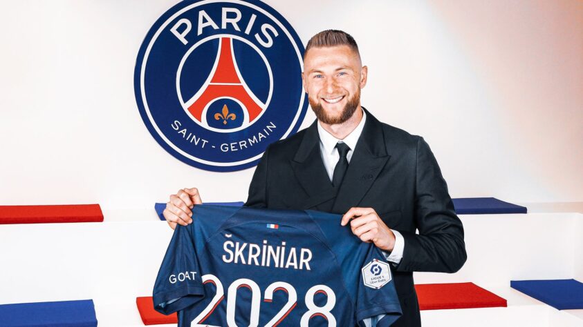 FECHADO - Na manhã desta quinta-feira, o Paris Saint-Germain anunciou duas contratações a custo-zero. A primeira trata-se do zagueiro Milan Skriniar, que estava na Inter de Milão. O vínculo do jogador com o clube italiano se encerrou no último dia 30 de junho e o jogador deve receber um salário de aproximadamente 9 milhões de euros (R$ 48,2 milhões na cotação atual) por temporada. 