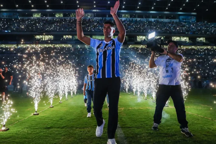 ESQUENTOU: A possibilidade de Luis Suárez deixar o Grêmio para se juntar a Lionel Messi no Inter Miami volta a ganhar força. Sendo que, desta vez, uma informação de considerável impacto foi veiculada através da versão uruguaia do portal da 'ESPN'.