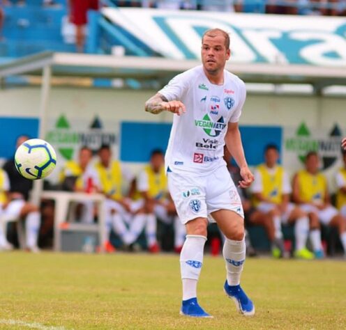 Tiago Luís, cria da base do Santos, assinou com a Ponte Preta para disputar o Paulista e a Liga Nacional de Futevôlei. O atacante foi apelidado de “Novo Messi” pelo jornal espanhol “Marca” após receber uma oferta para defender o Real Madrid enquanto atuava pelo Peixe. Na época, o jogador recusou a proposta merengue. Antes de migrar para uma nova modalidade, Tiago defendeu clubes como América-MG, Athletico-PR, Bragantino, Chapecoense, Paysandu e Ponte Preta. Sua última partida oficial foi em 2022, pelo Cascavel-PR, na série D. Com base nesse caso, relembre o destino de jogadores que já foram considerados "Novos Pelés", "Zicos" e similares!