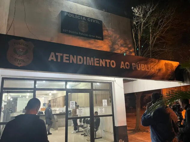 Na noite da última terça-feira (11), o preparador físico do Universitario (Peru), Sebástian Avellino Vargas, foi preso em flagrante pelo crime de racismo equiparado à injúria racial, acusado de ter feito gestos discriminatórios em direção à torcida do Corinthians na vitória do Timão pela Sul-Americana. O caso não é inédito, nem em competições da Conmebol, e muito menos contra brasileiros. Nesta galeria, relembre outros relatos de racismo contra brasileiros. 