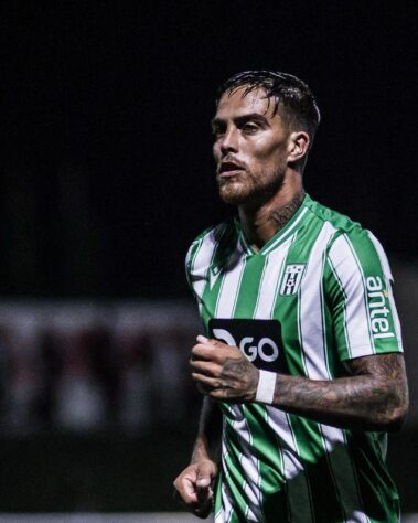 ENCAMINHADO - Mais um jogador que desembarcou no Brasil para reforçar um dos grandes de Minas foi o volante Javier Méndez, que vai defender o América-MG. O uruguaio de 28 anos defendia o Racing (Argentina) e depende apenas de exames médicos, além da assinatura do contrato, para ser oficializado pelo Coelho em contrato de uma temporada, com opção de extensão por mais um ano. 