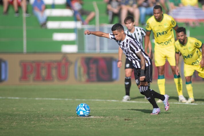 ESQUENTOU - Depois de anunciar a contratação de James Rodrigues, o São Paulo corre contra o tempo para finalizar o negócio pelo atacante Erick, do Ceará. O jogador já tem um pré-contrato para defender o Tricolor a partir de 2024. No entanto, o clube do Morumbi deseja a liberação imediata do atleta, inclusive para reforçar o time no jogo de volta da semifinal da Copa do Brasil diante do Corinthians. A tendência, como foi revelado pelo Lance! anteriormente, é que atletas da base do São Paulo sejam envolvidos em uma troca pelo jogador. 