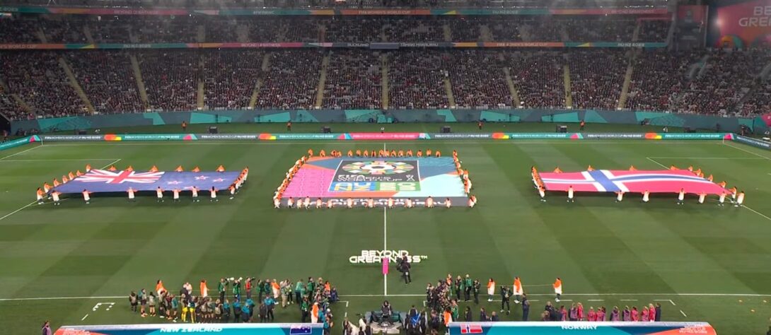 A Copa do Mundo Feminina 2023 começou oficialmente nesta quinta-feira, 20 de julho, com a partida entre Nova Zelândia e Noruega, no estádio Eden Park. O Lance! conta a história do jogo em imagens. Confira: 