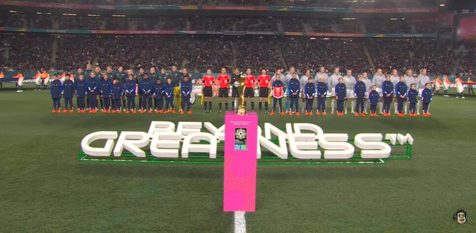 Seleções perfiladas antes do apito inicial 