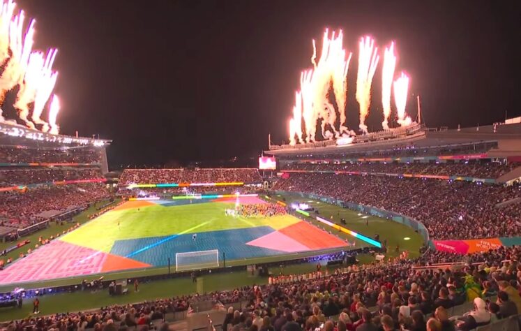 Fogos de artifício marcaram o fim da apresentação das cantoras