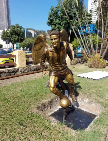 A estátua em homenagem a Garrincha, maior ídolo da história do Botafogo, ficou pronta e está exposta na frente de General Severiano, sede social do clube, desde quinta-feira (13). Sua inauguração oficial está prevista para o dia 25 de julho. Confira outros jogadores brasileiros que também ganharam estátuas.
