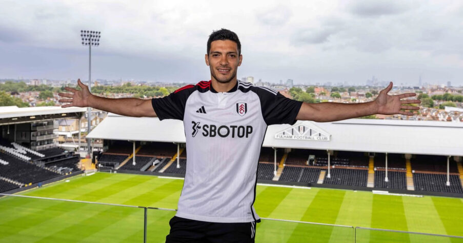 FECHADO - Prestes a perder seu artilheiro, o sérvio Mitrovic, para o futebol saudita, o Fulham (Inglaterra) já anunciou um novo jogador para a posição. Trata-se do espanhol Raúl Jiménez, de 32 anos, que assinou contrato com o clube inglês até o meio de 2025, com possibilidade de extensão por mais um ano. 