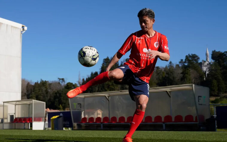 ESQUENTOU - O interminável atacante Kazuyoshi Miura, mais conhecido como 'Rei Kazu', renovou seu contrato com o Oliveirense, da segunda divisão de Portugal. O japonês se encontra atualmente com 56 anos e se tornou o atleta mais velho a atuar na história do futebol profissional em Portugal. O novo contrato de Kazu, que defendeu clubes como Palmeiras, Santos e Coritiba no Brasil, tem duração de um ano. 