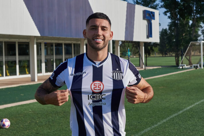 FECHADO - O bom filho a casa torna, já dizia o ditado. Formado no Talleres, da Argentina, o atacante Nahuel Bustos está de volta ao clube de Córdoba. O jogador pertencia ao Manchester City, clube ao qual foi vendido pelo próprio Talleres, que agora o compra novamente. Os valores da transação são desconhecidos. Desde que chegou ao clube inglês, Bustos foi emprestado para o Pachuca (México), Girona (Espanha) e até pelo São Paulo, em 2022. 